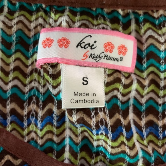 Koi scrub top. - Picture 4 of 4